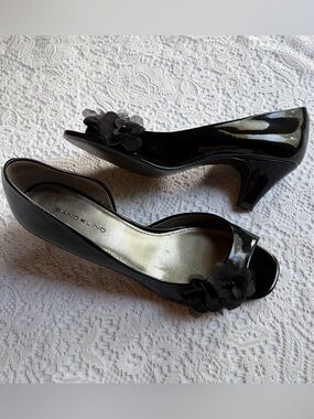 Vintage Y2K Bandolino Black Patent Leather Kitten Heels with Flower Details